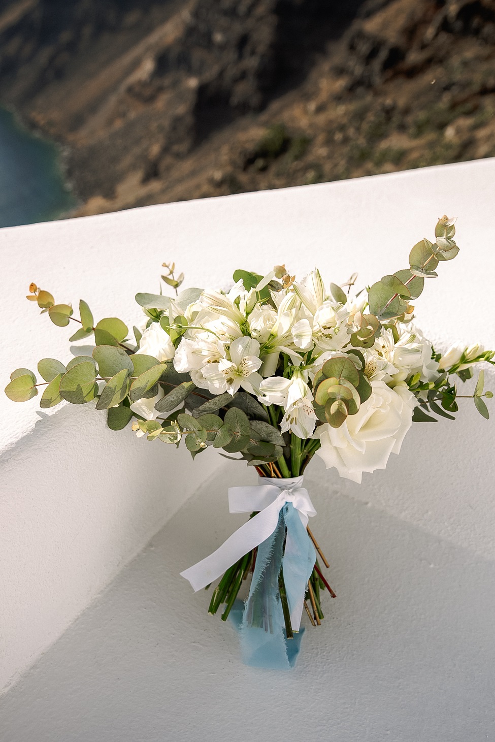 bouquets-elopement-wedding-in-santorini-greece
